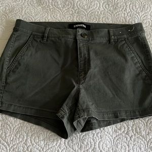 NWOT Express Women’s Shortie Mid Rise Short Size 10 NWOT (Green)